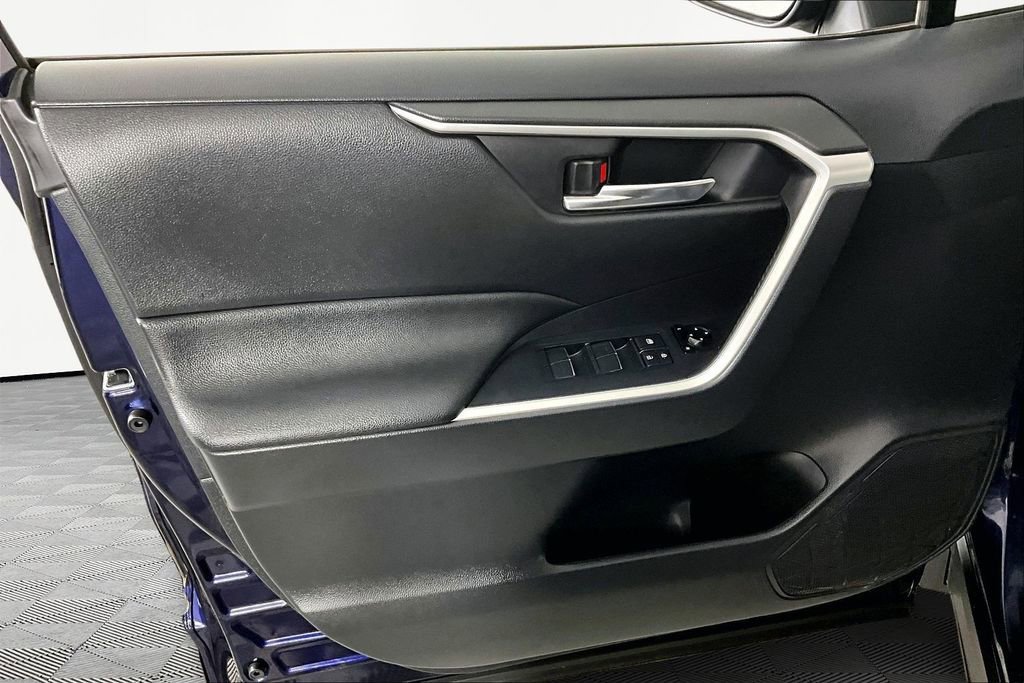 Used 2021 Toyota RAV4 XLE Premium image 20