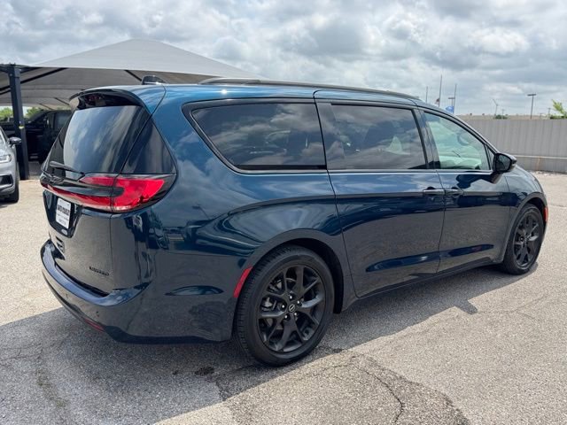 Used 2025 Chrysler Pacifica Limited image 6