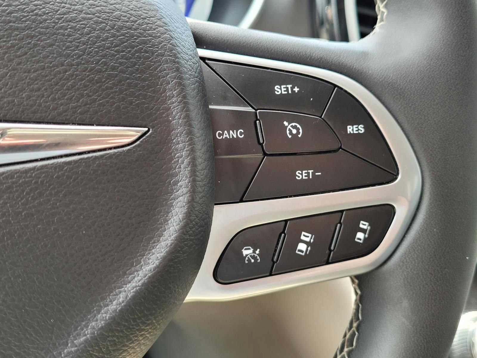 Used 2024 Chrysler Pacifica Touring-L FWD image 29