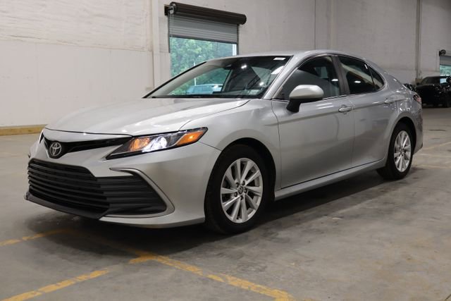 Used 2022 Toyota Camry LE image 2