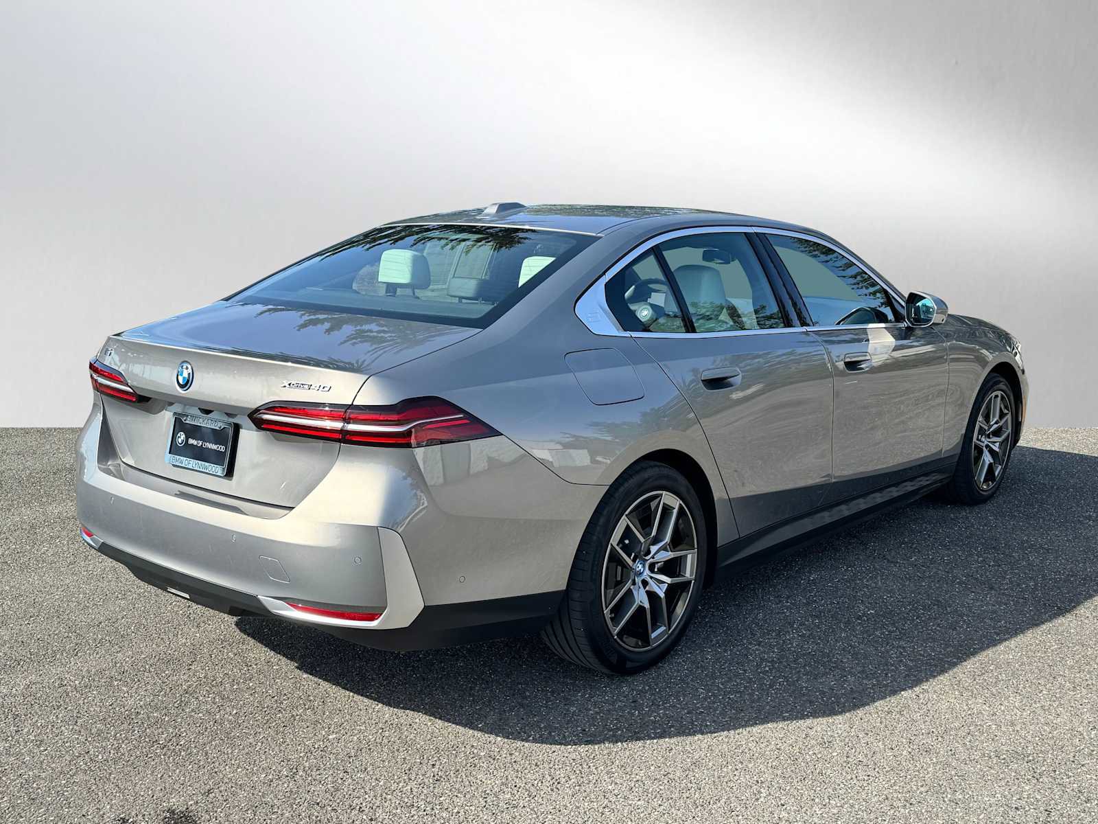 Used 2025 BMW i5 xDrive40 w/ Premium Package image 3