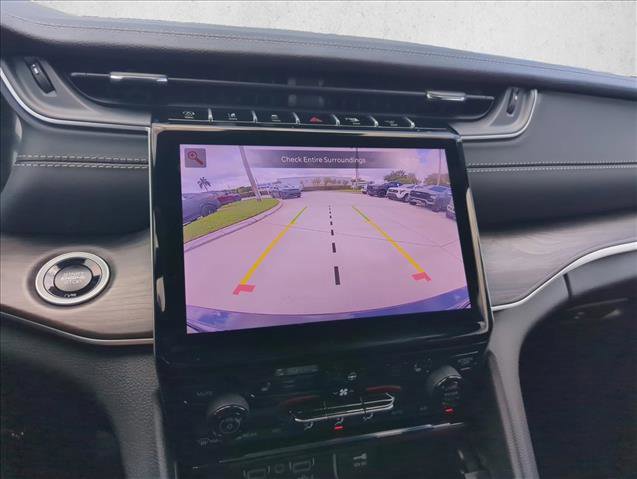 Used 2025 Jeep Grand Cherokee Limited RWD image 9