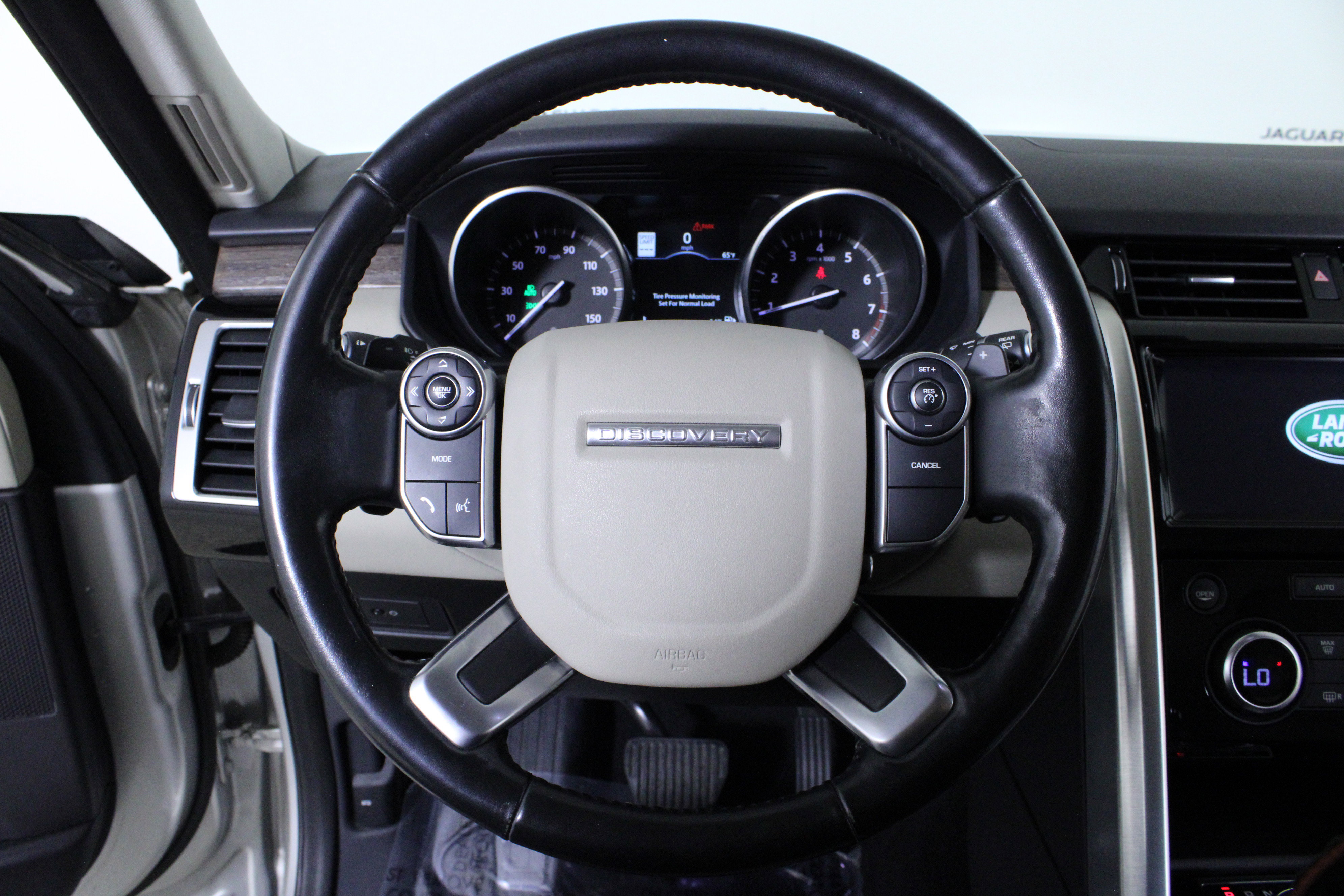 Used 2017 Land Rover Discovery HSE image 21