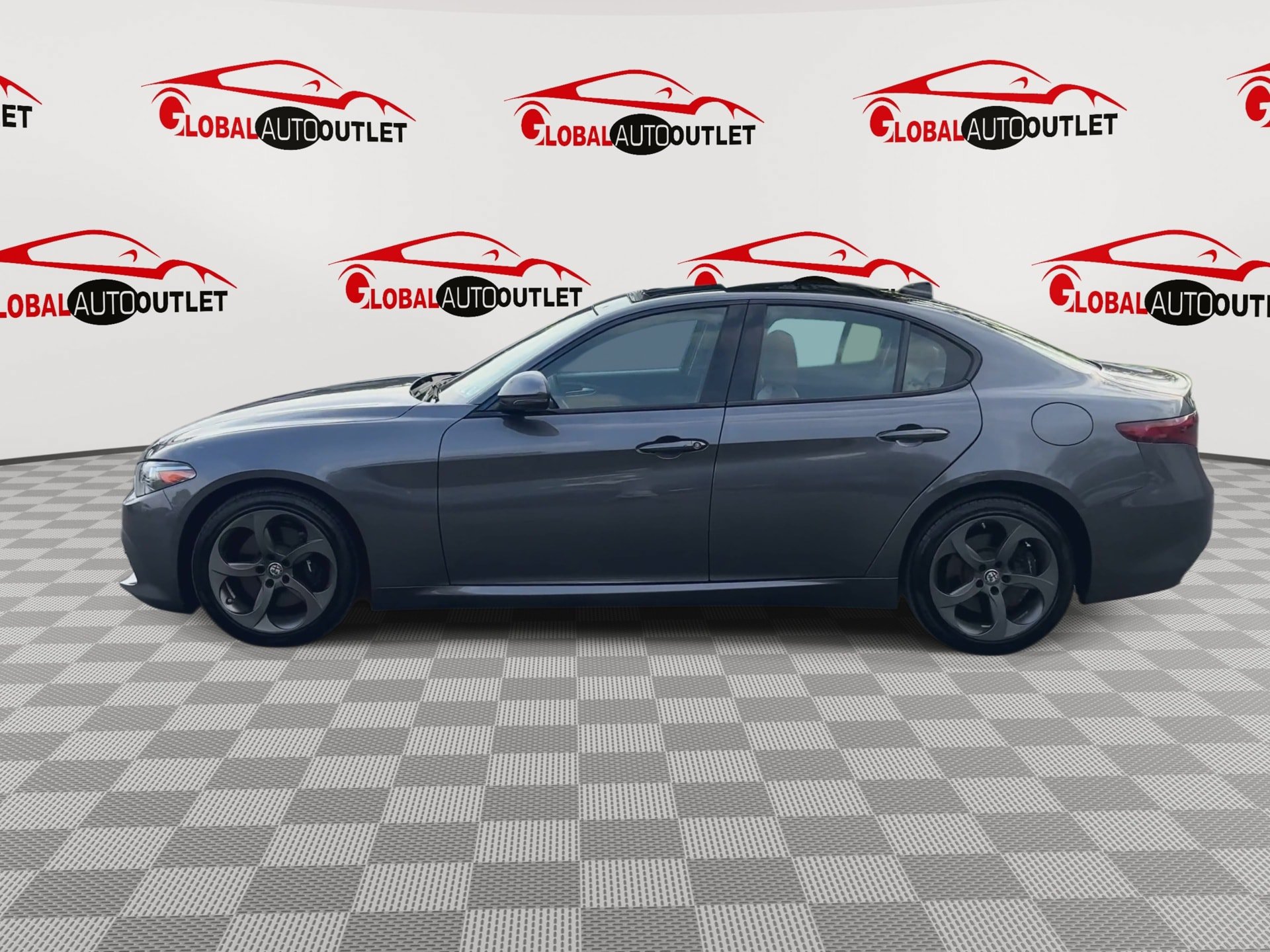 Used 2017 Alfa Romeo Giulia Ti w/ TI 18" Sport Package AWD/4WD image 5