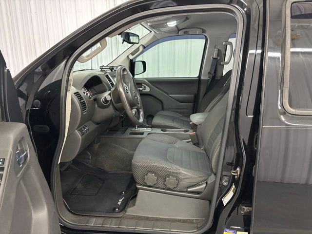 Used 2016 Nissan Frontier PRO-4X image 2