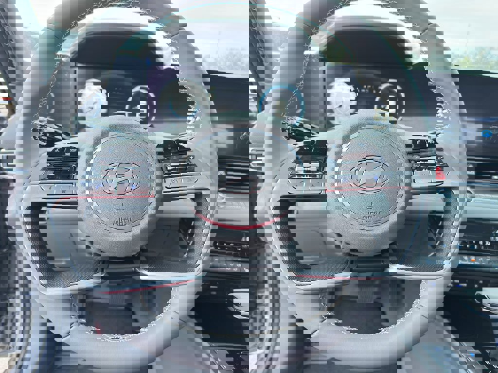 New 2025 Hyundai Elantra SEL image 13