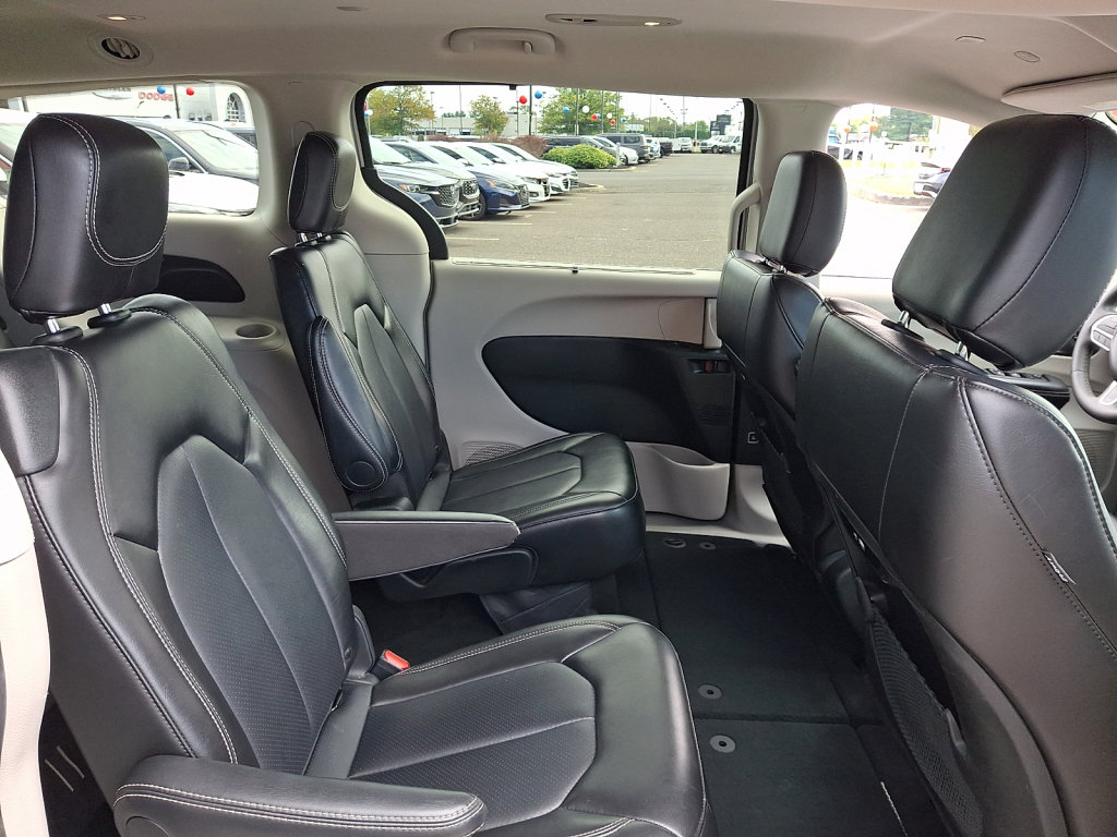 Used 2024 Chrysler Pacifica Touring-L FWD image 15