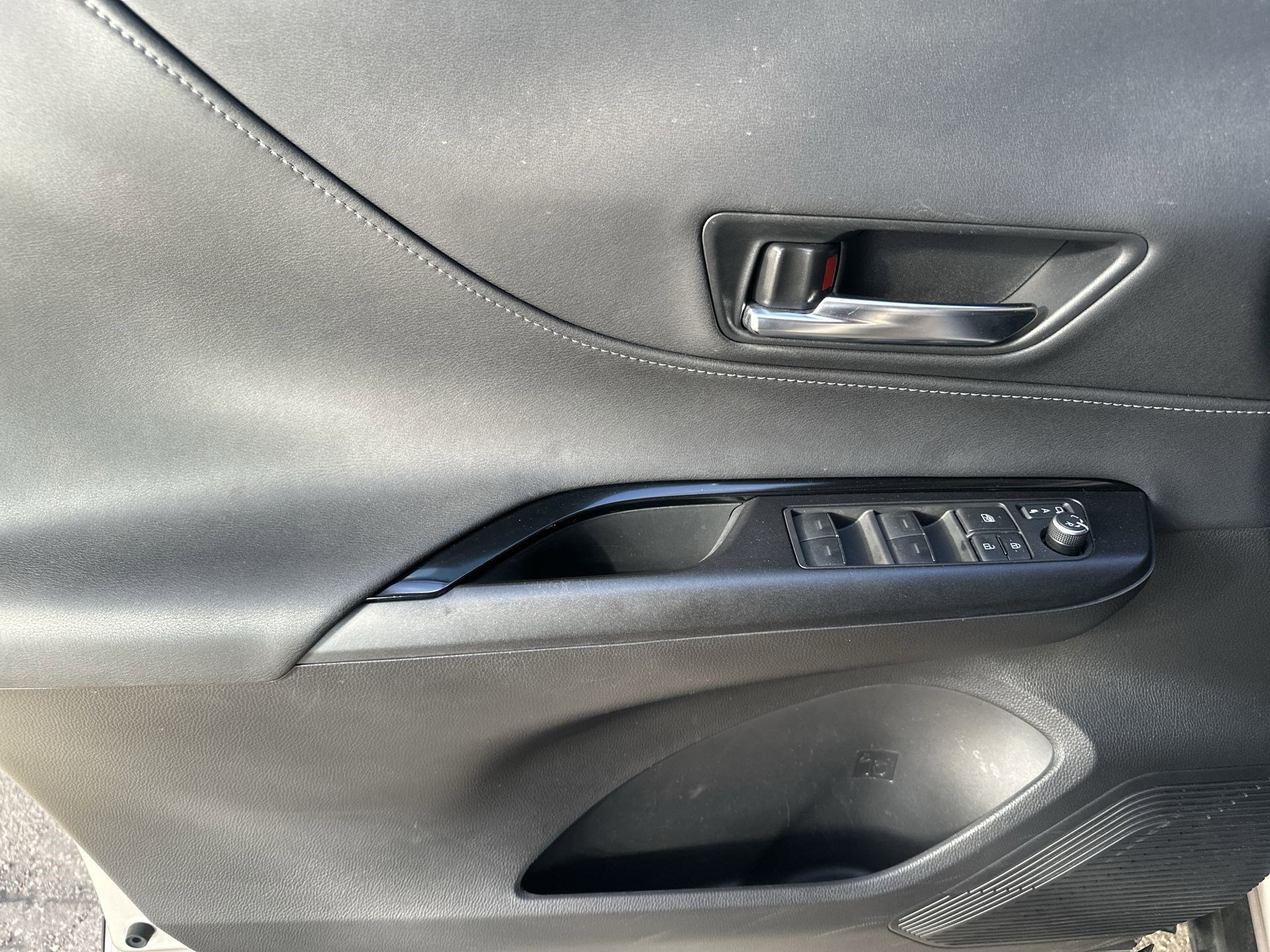 Used 2022 Toyota Venza LE image 28