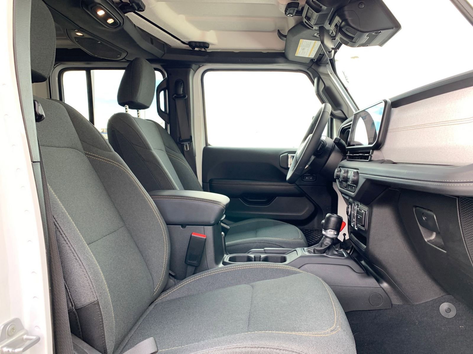 Used 2025 Jeep Wrangler Sahara image 35