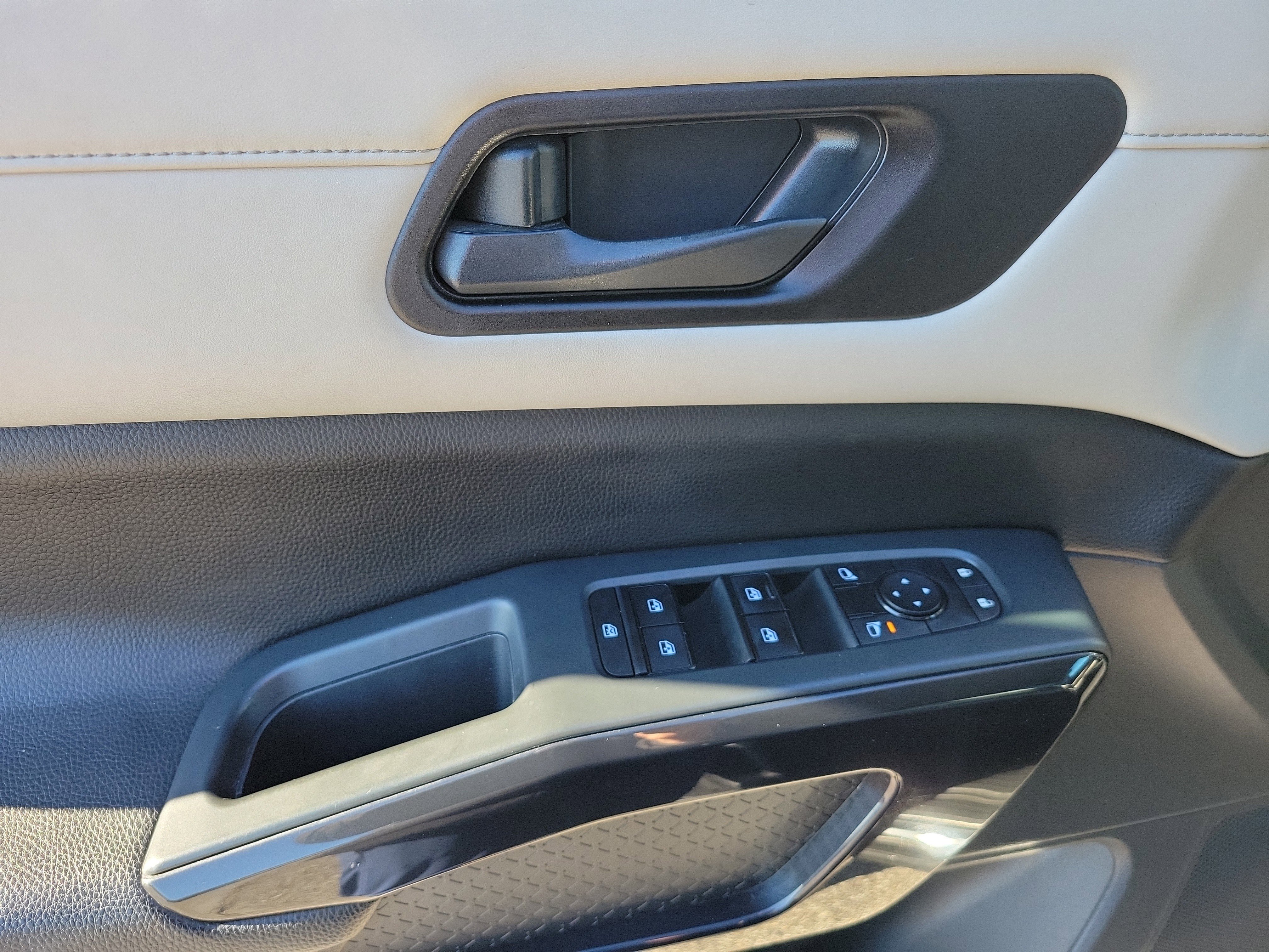 Used 2023 Nissan Pathfinder SV image 16