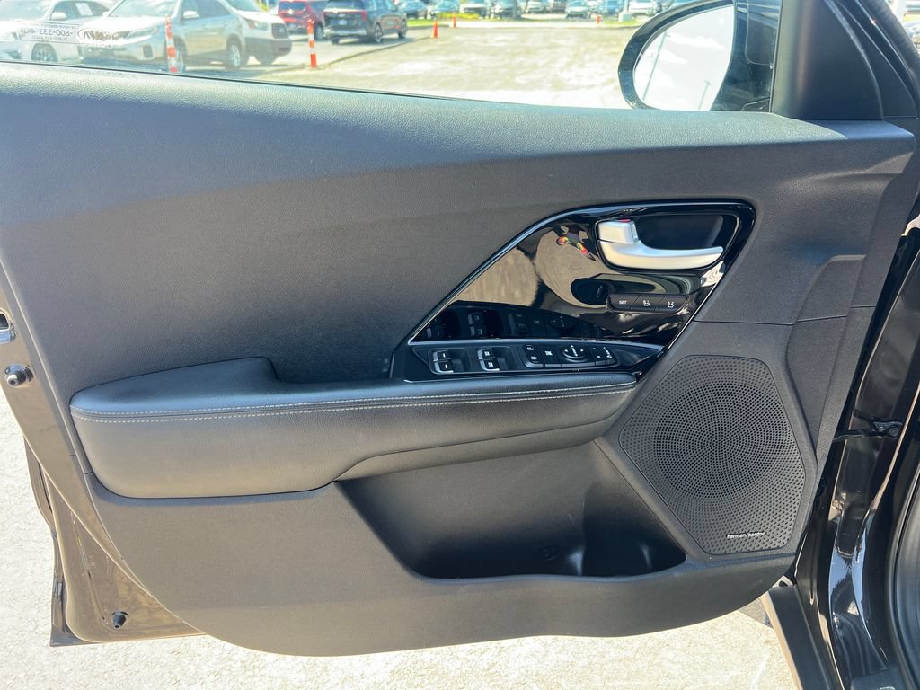Used 2017 Kia Niro Touring w/ Advanced Technology Package FWD image 9