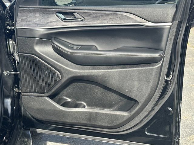 Used 2024 Jeep Grand Cherokee Limited w/ Luxury Tech Group II image 16