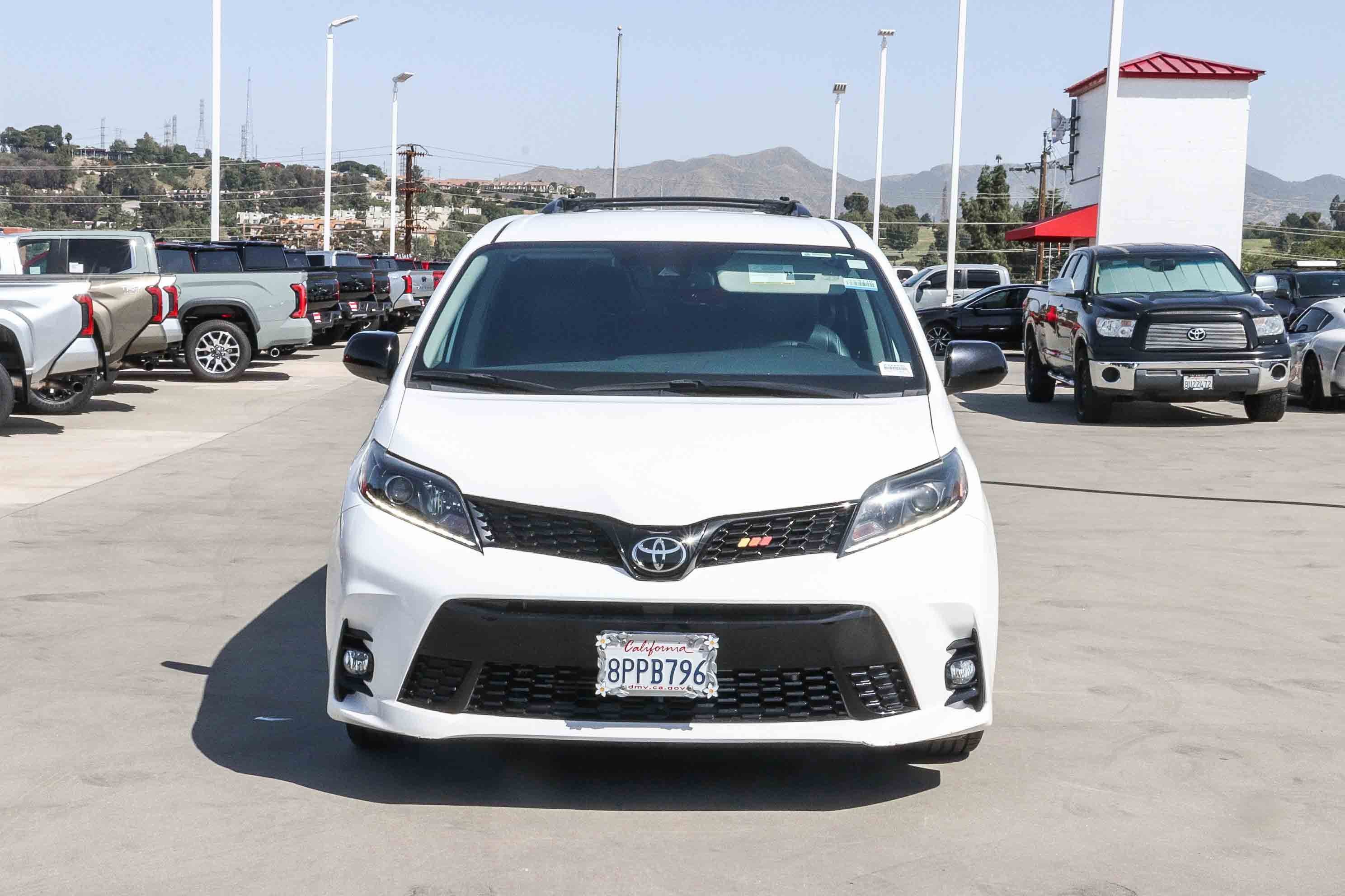Certified 2020 Toyota Sienna SE w/ Nightshade Edition image 2