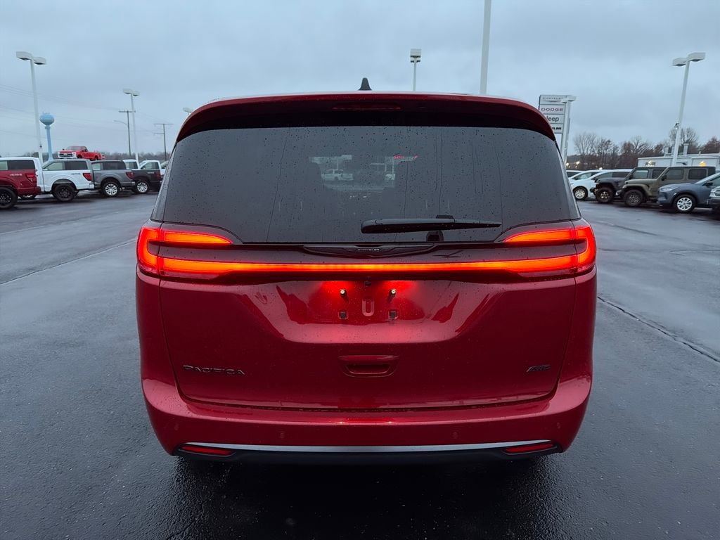 New 2026 Chrysler Pacifica Select image 4