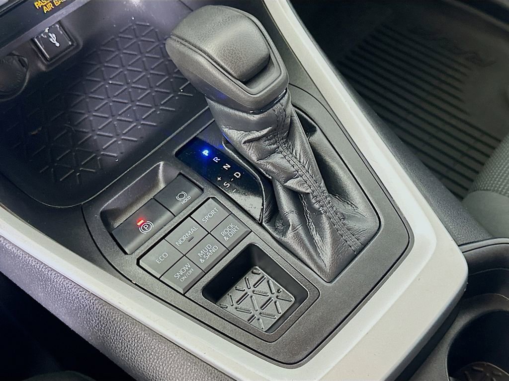 Used 2021 Toyota RAV4 LE image 28