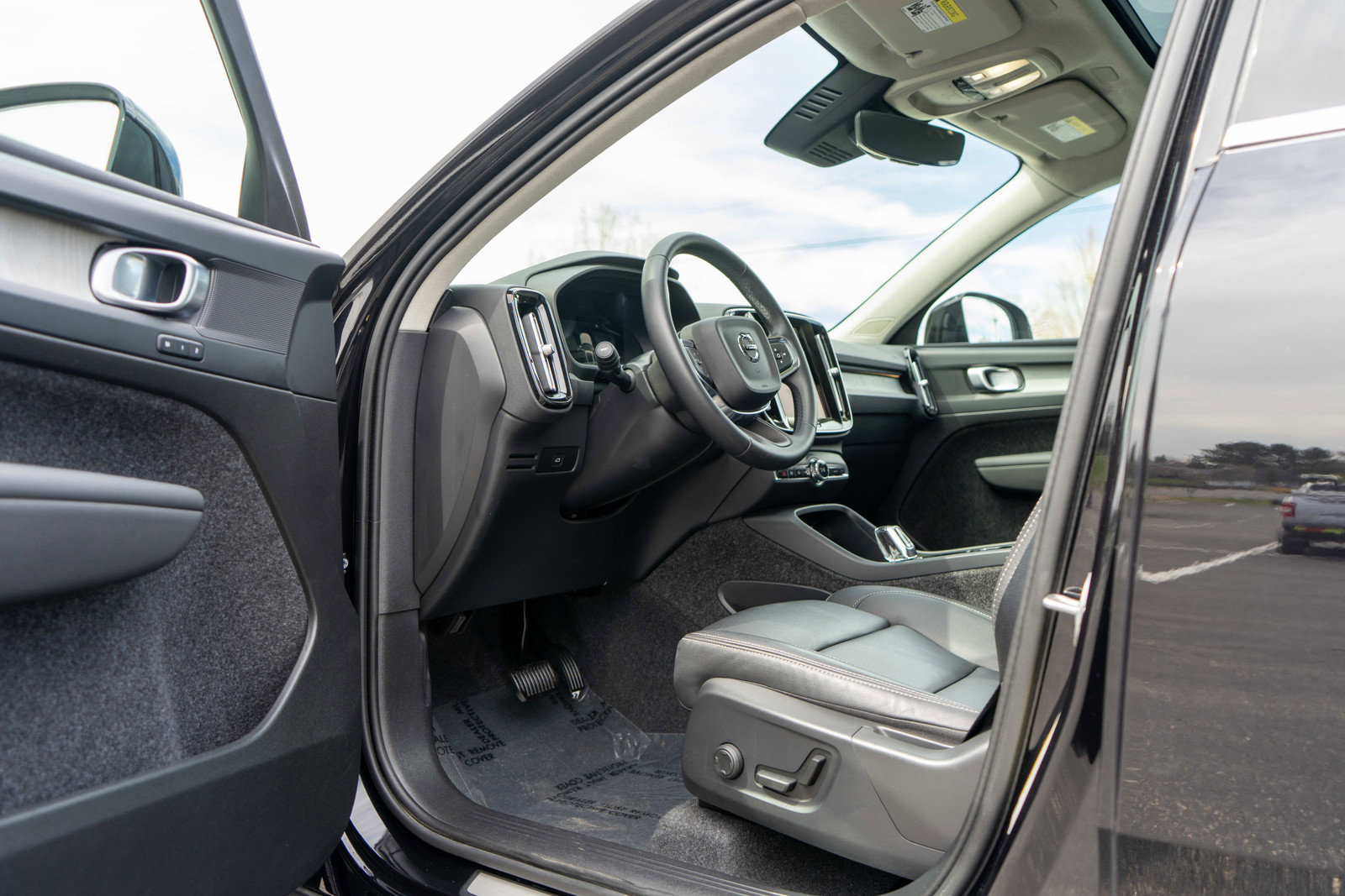 Used 2025 Volvo XC40 B5 Plus AWD/4WD image 14
