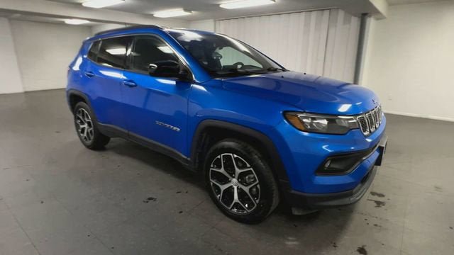 Used 2024 Jeep Compass Latitude AWD/4WD image 2