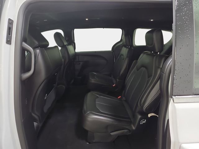 Used 2025 Chrysler Pacifica Select image 12