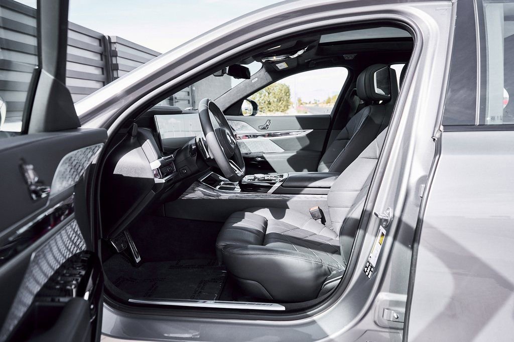 Used 2024 BMW 760i xDrive image 31