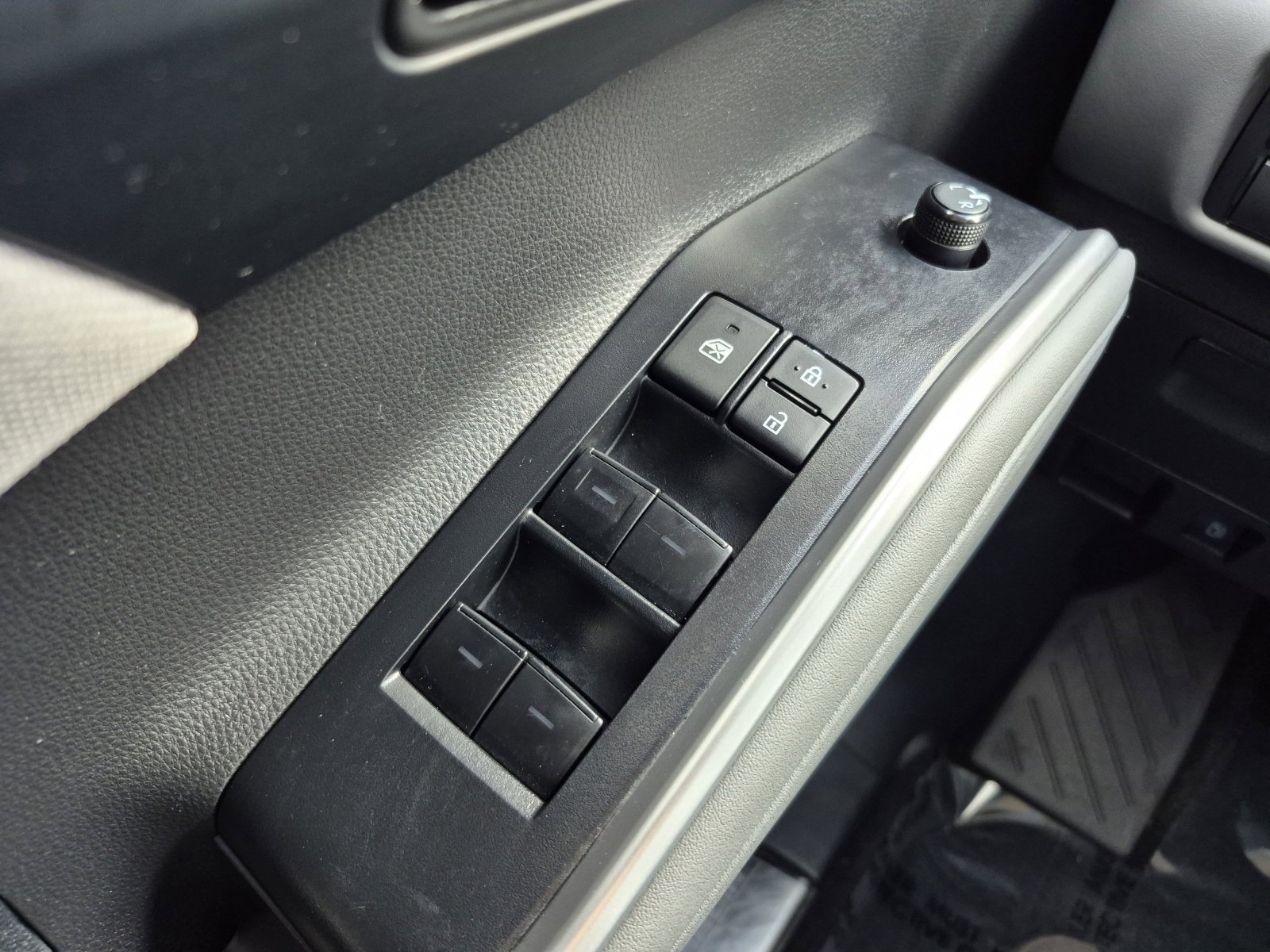 Used 2023 Toyota Highlander L image 12