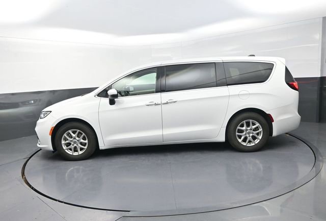 Used 2023 Chrysler Pacifica Touring-L image 4