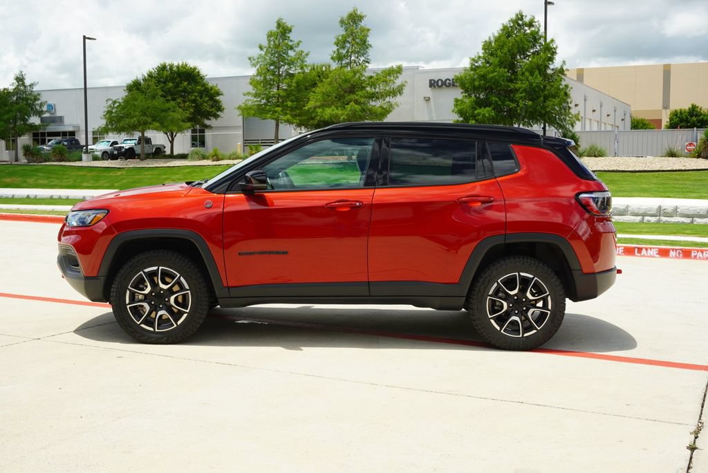 Used 2024 Jeep Compass Trailhawk w/ Trailer Tow Group AWD/4WD image 2