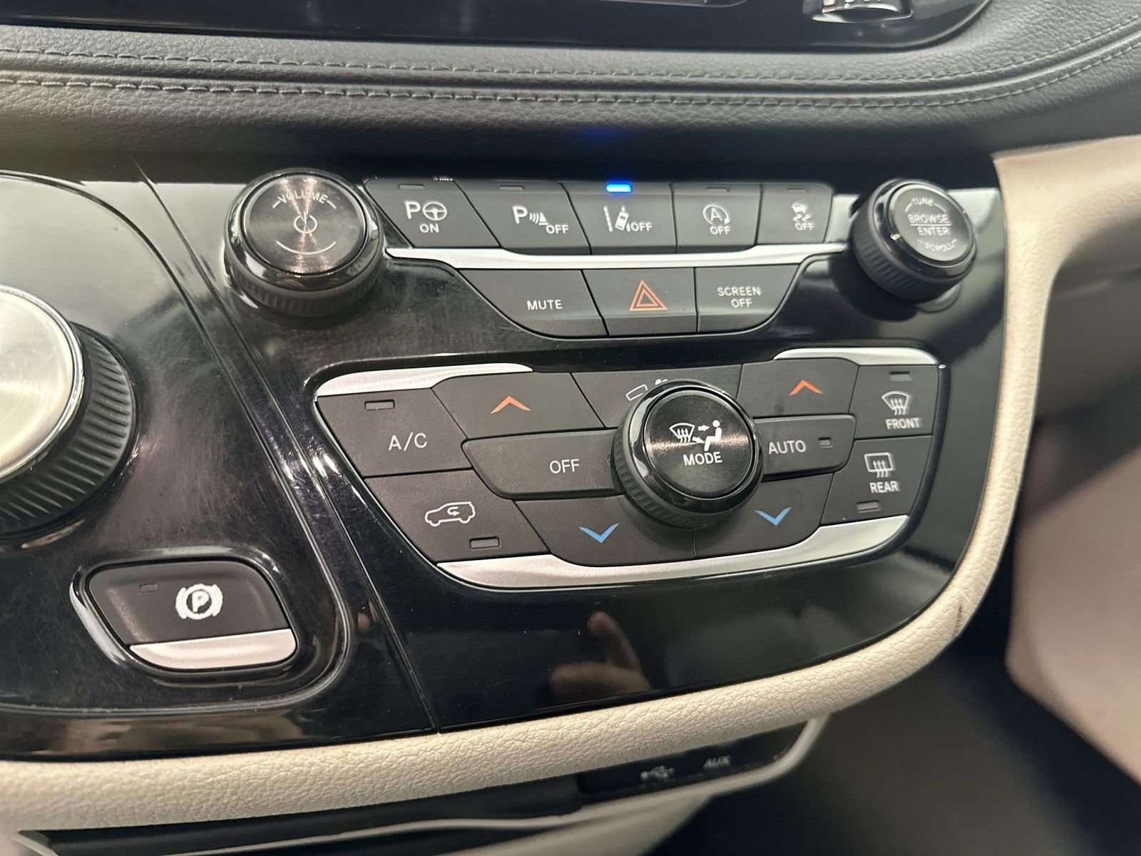 Used 2018 Chrysler Pacifica Limited image 24