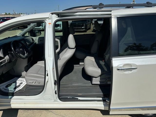 Used 2019 Toyota Sienna XLE w/ XLE Navigation Package FWD image 13