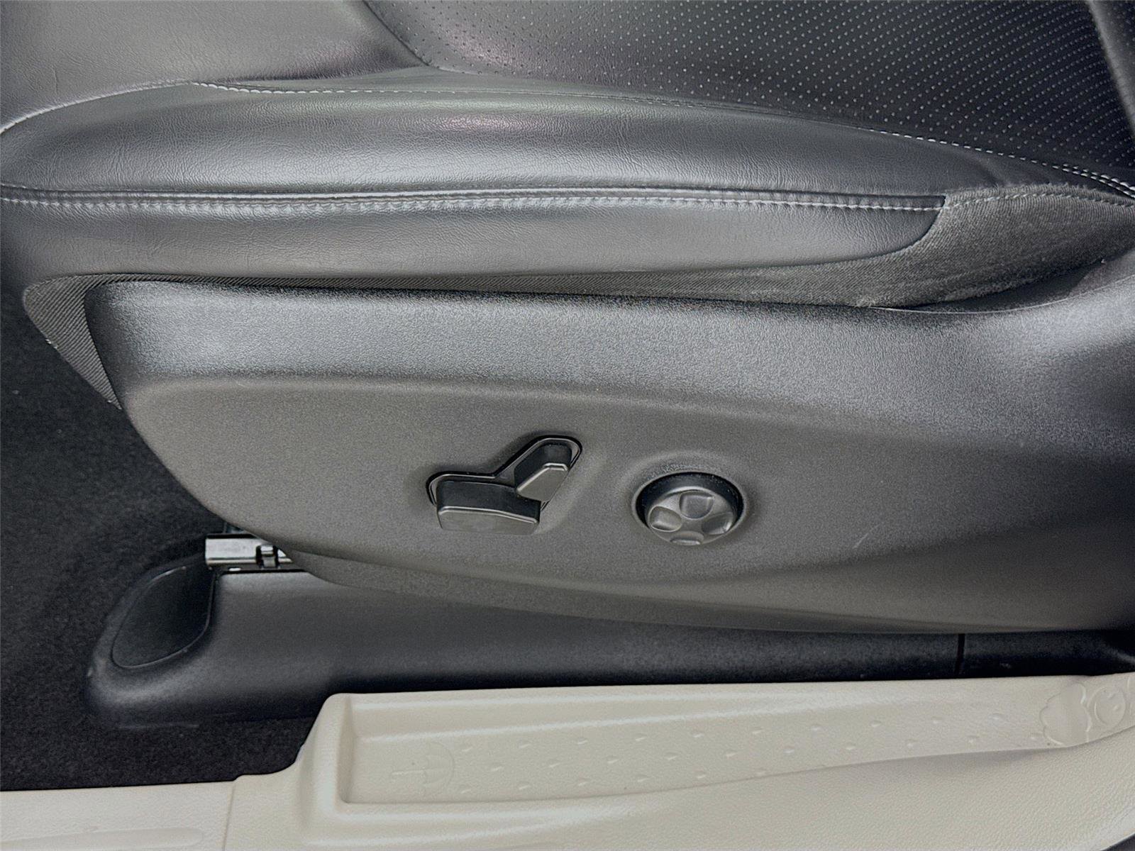 Used 2023 Chrysler Pacifica Touring-L image 21