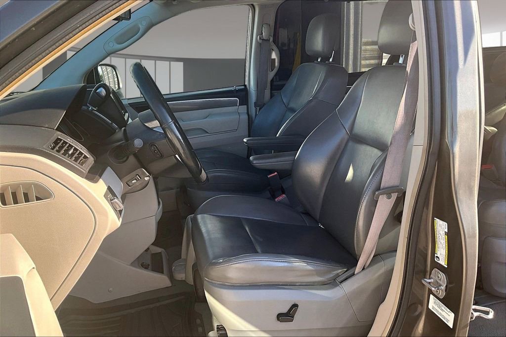 Used 2010 Volkswagen Routan SE FWD image 23