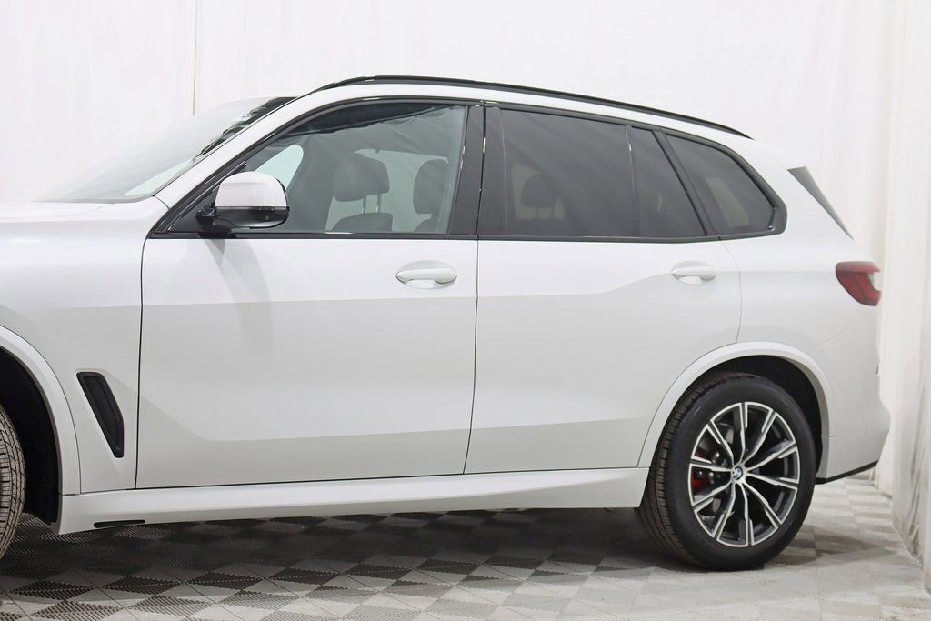 Used 2022 BMW X5 xDrive40i w/ M Sport Package image 3