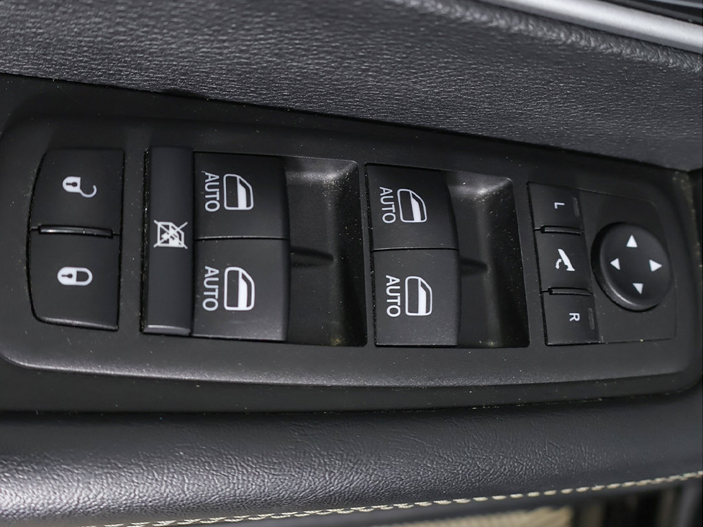 Used 2025 Chrysler Pacifica Limited FWD image 36