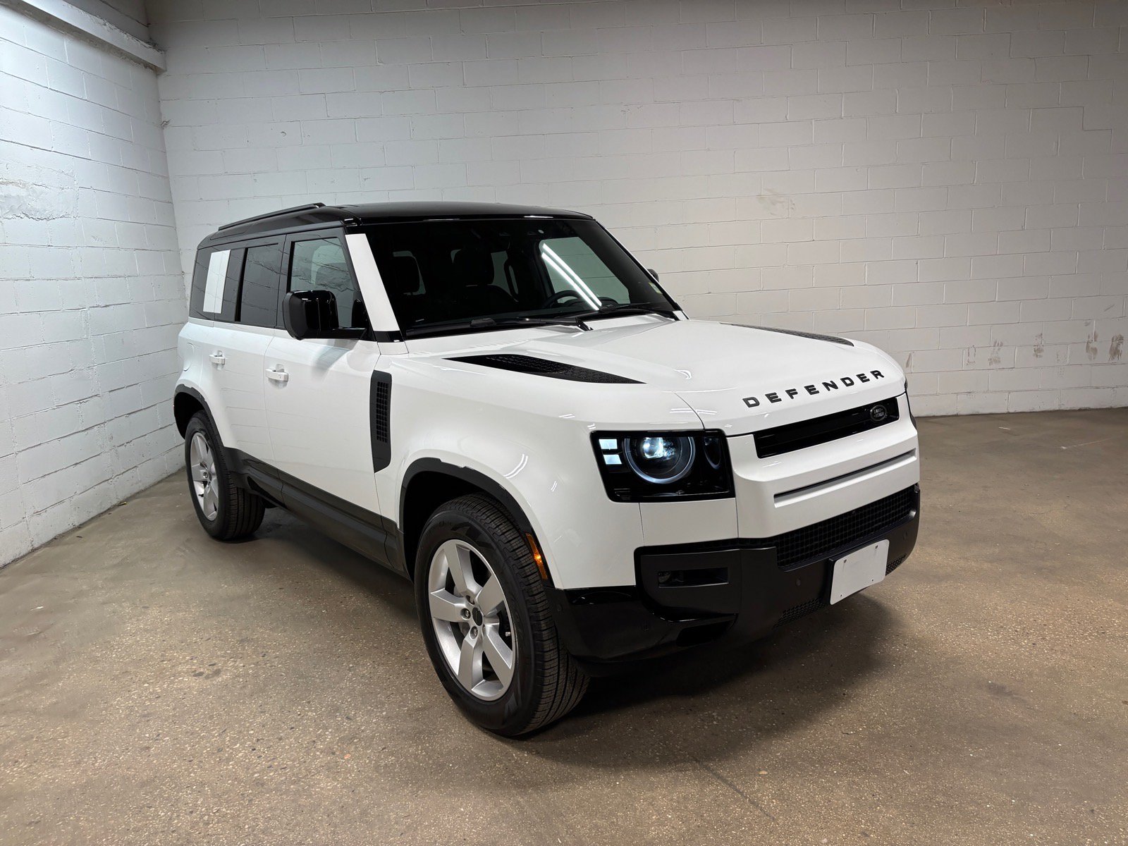 Used 2026 Land Rover Defender 110 X-Dynamic SE AWD/4WD image 4