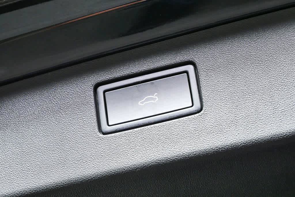 Certified 2025 Volkswagen Tiguan SE R-Line FWD image 25