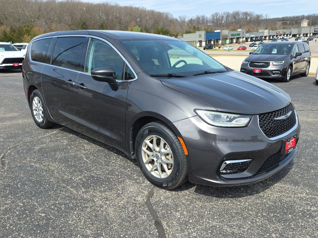 Used 2023 Chrysler Pacifica Touring-L image 2