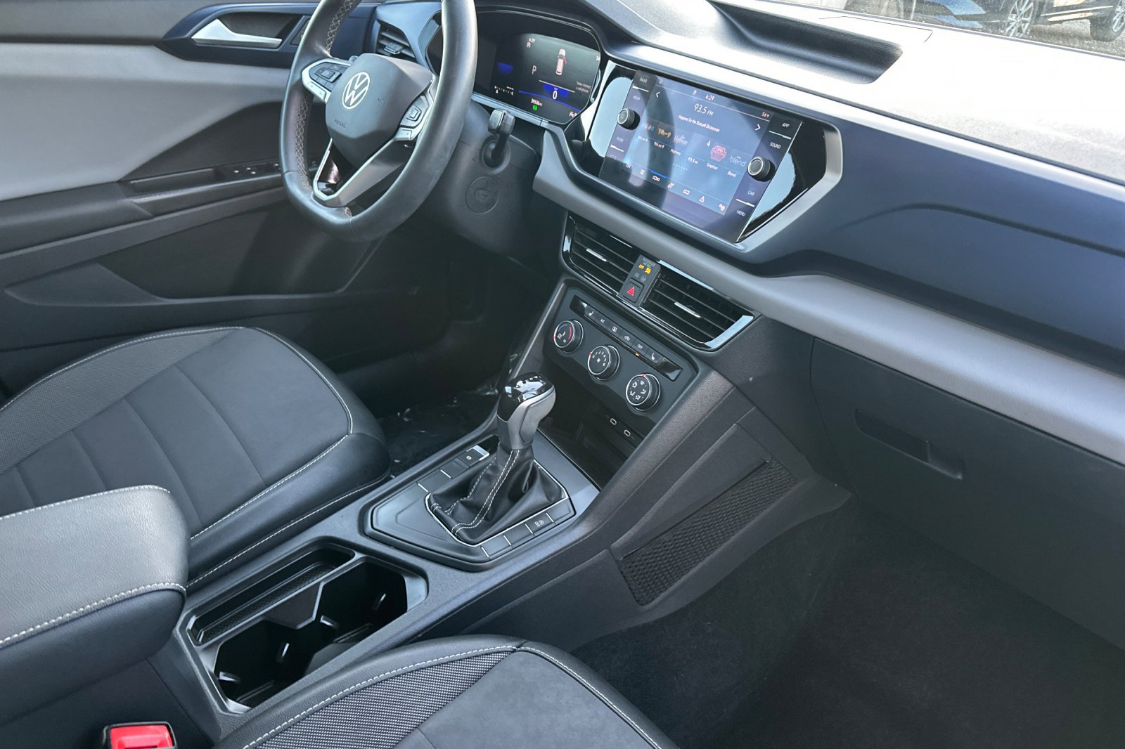 Certified 2022 Volkswagen Taos SE image 16