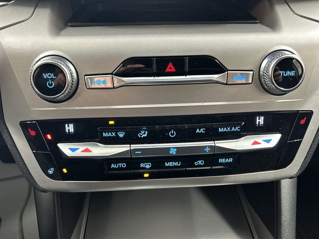 Used 2020 Ford Explorer XLT w/ Comfort Package image 16
