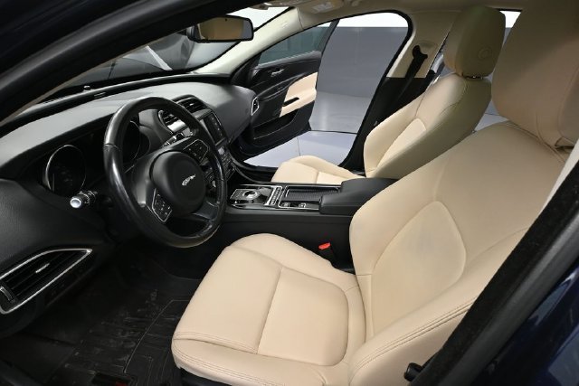 Used 2018 Jaguar XE Premium AWD/4WD image 18