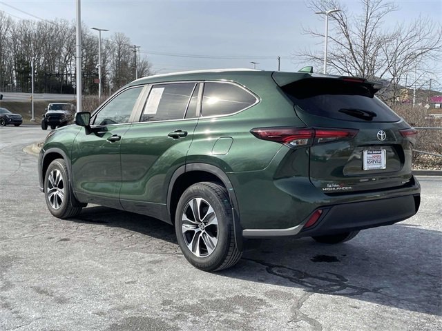 Used 2024 Toyota Highlander XLE image 3