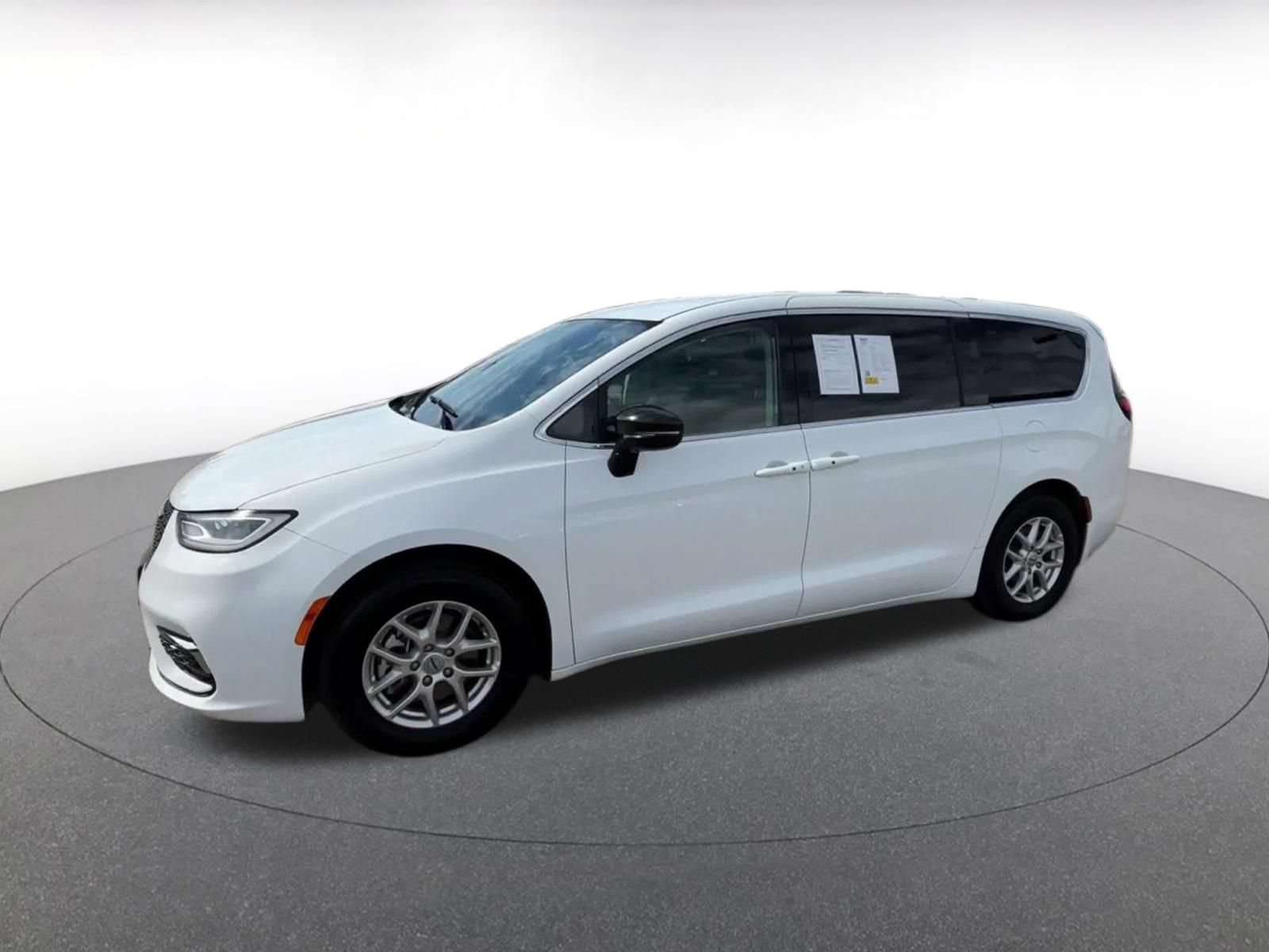 Used 2024 Chrysler Pacifica Touring-L FWD image 7