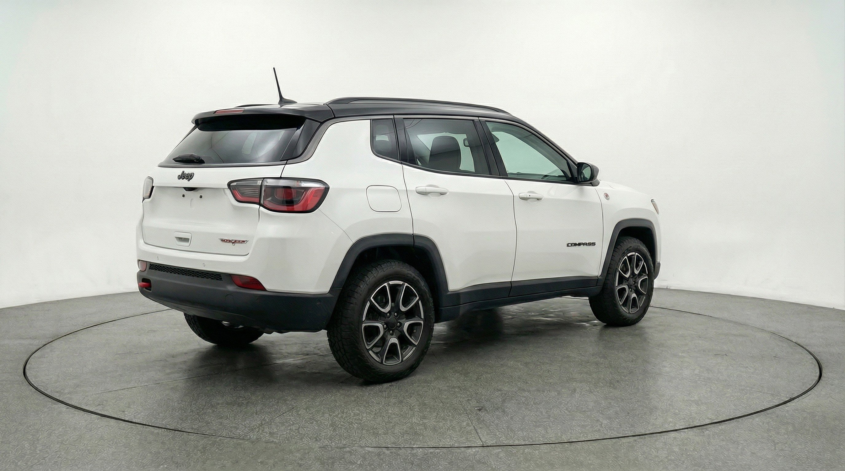 Used 2025 Jeep Compass Trailhawk AWD/4WD image 9