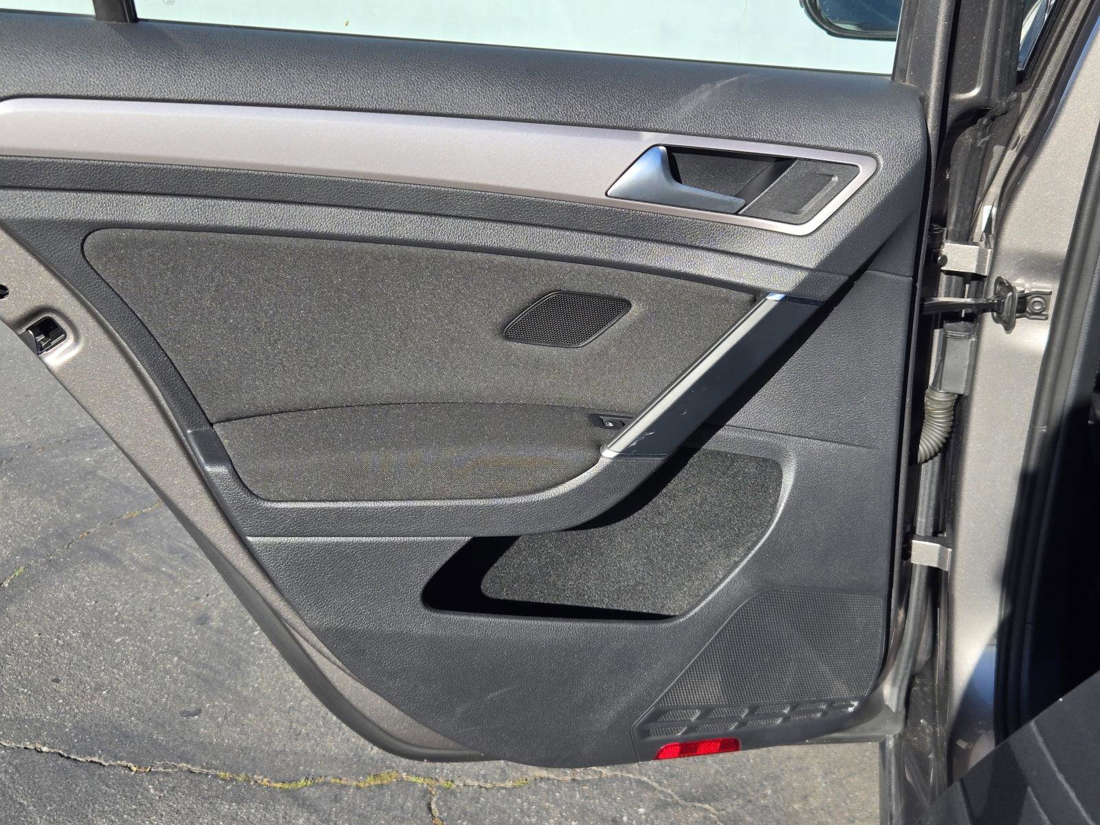 Used 2016 Volkswagen e-Golf SE w/ DC Fast Charging Package image 21