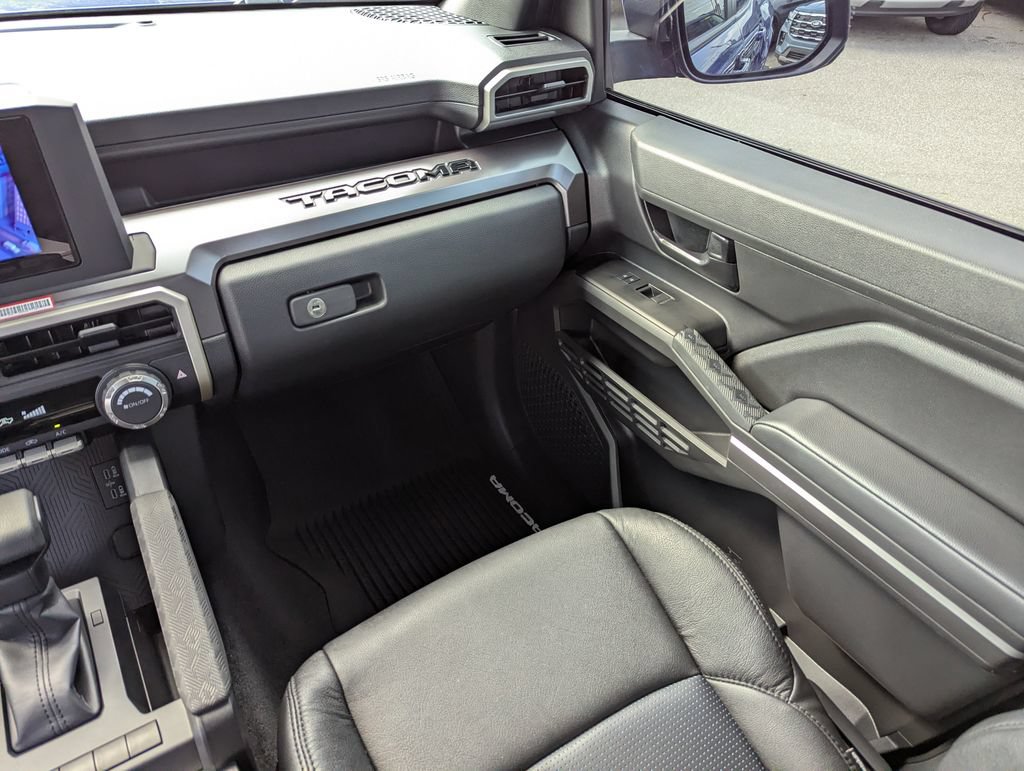 Used 2025 Toyota Tacoma SR5 AWD/4WD image 19
