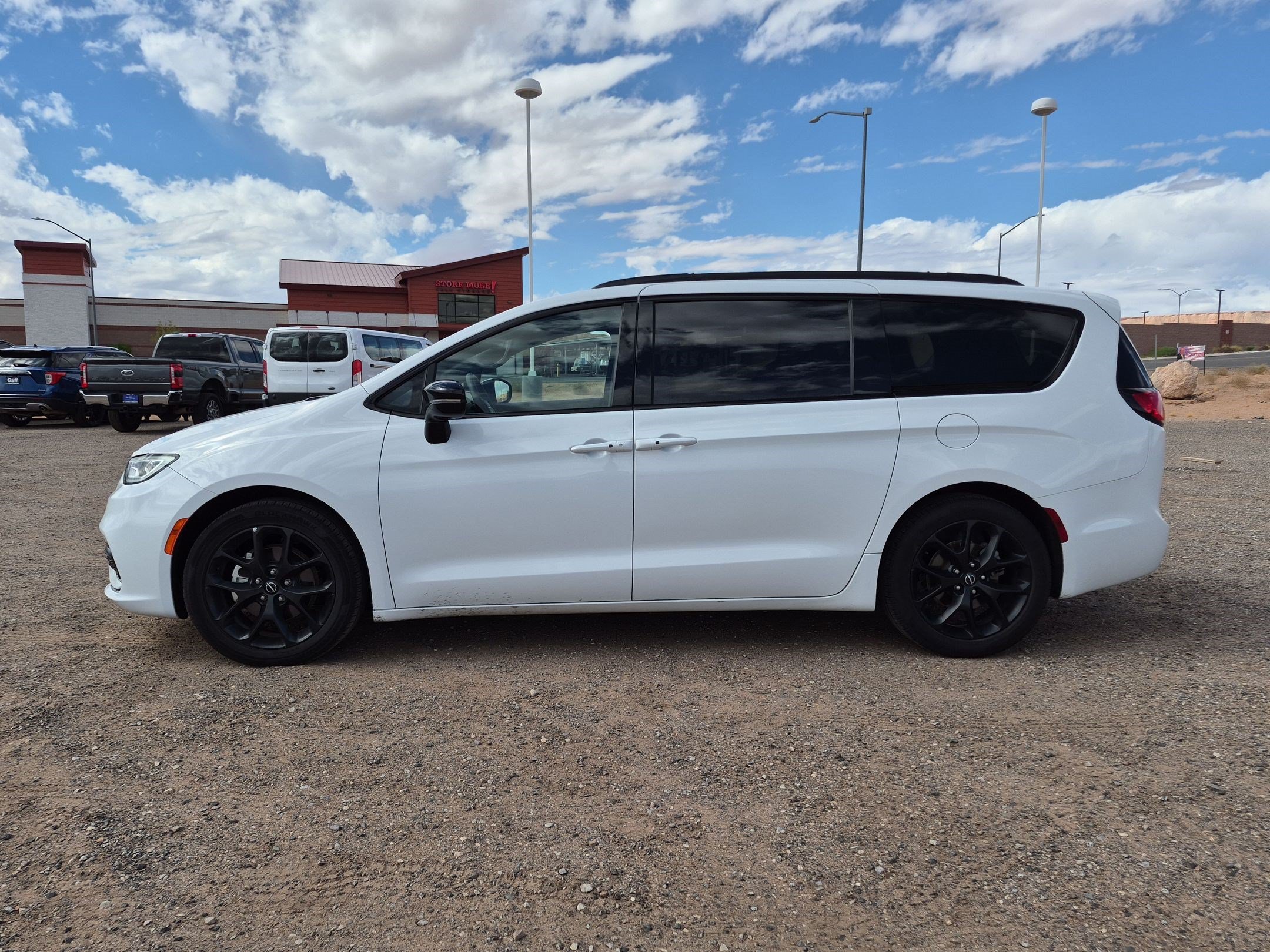 Used 2025 Chrysler Pacifica Limited FWD image 6