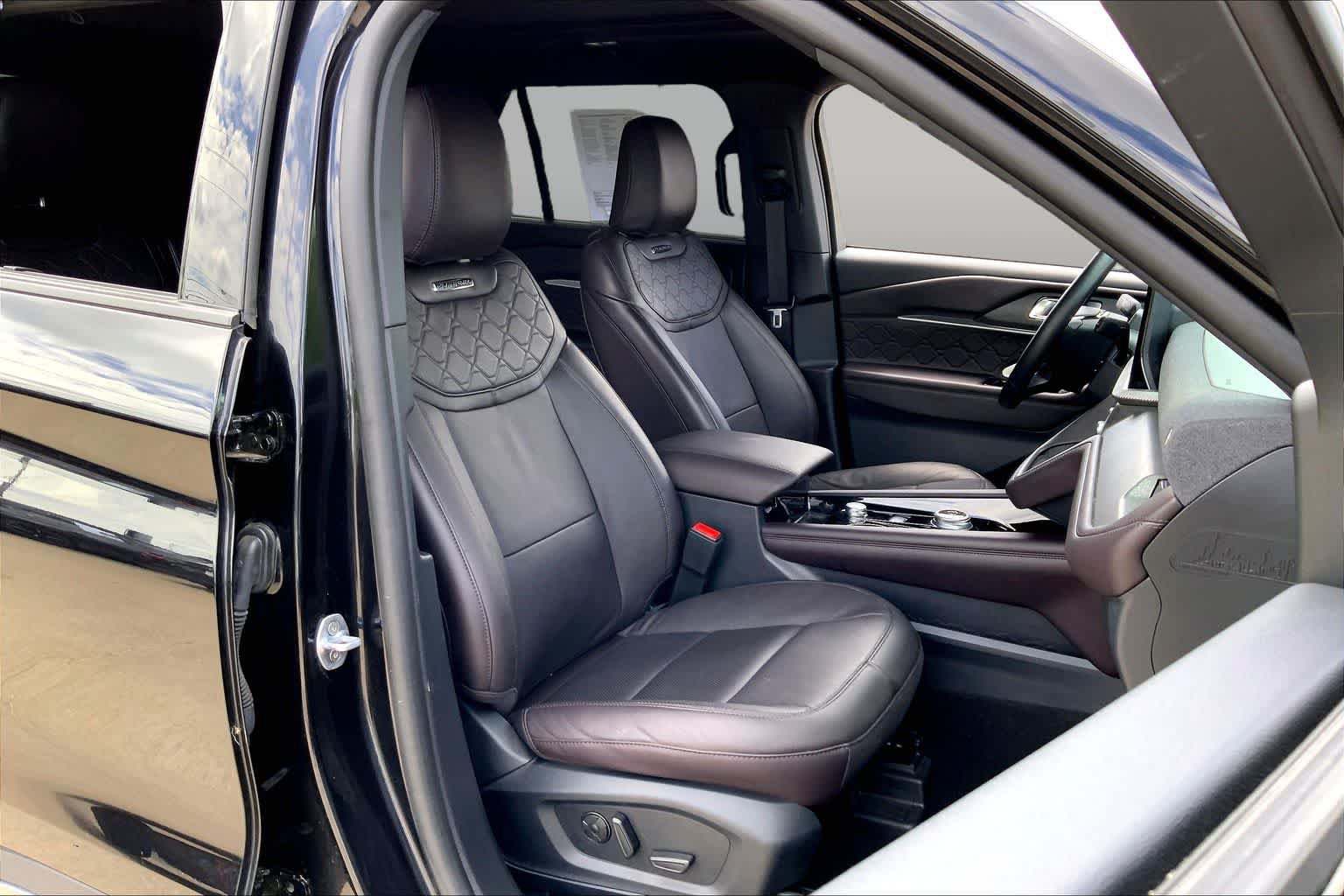 Used 2025 Ford Explorer Platinum w/ Ultimate Package AWD/4WD image 8