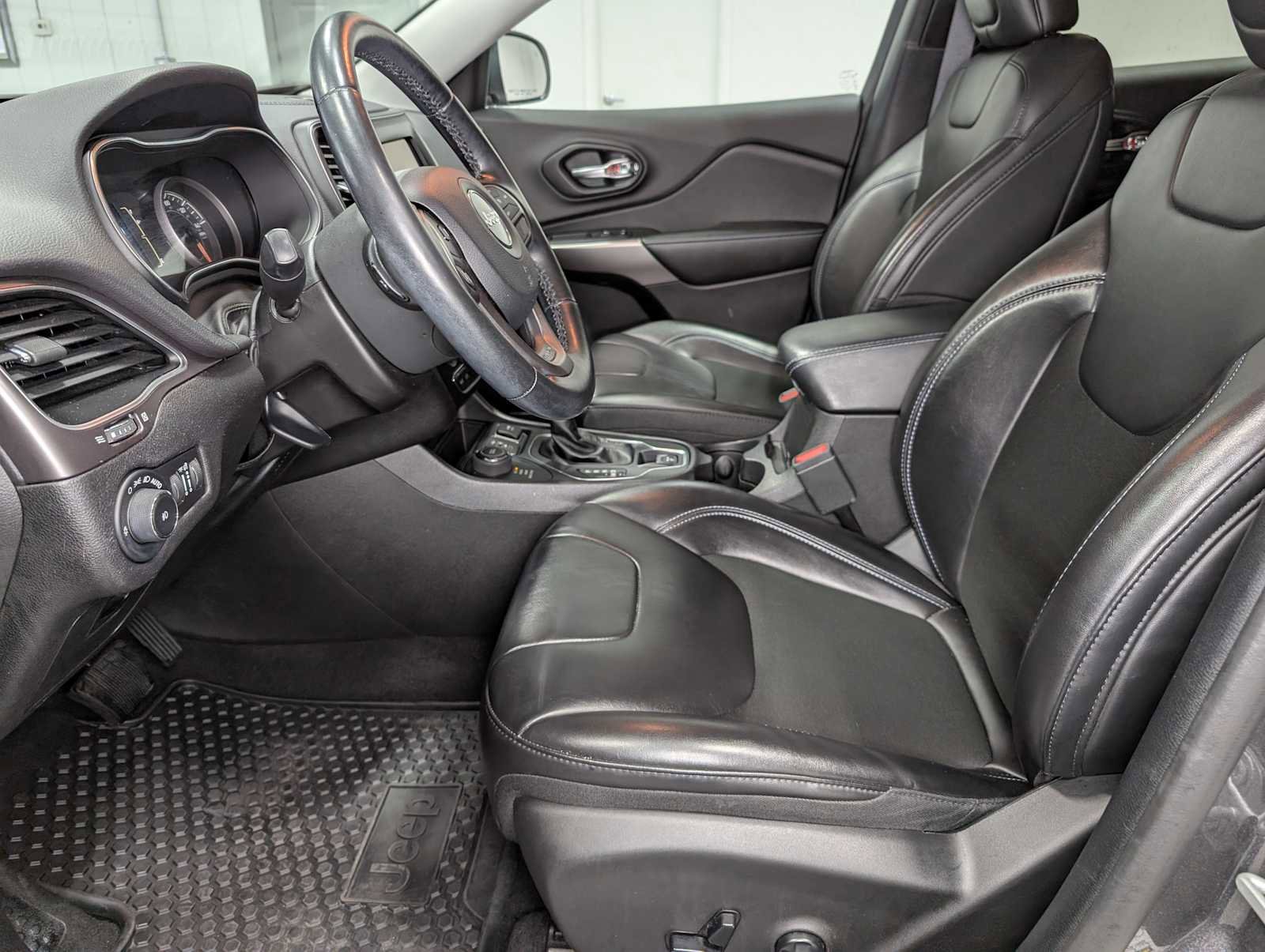 Used 2020 Jeep Cherokee Latitude Plus w/ Cold Weather Group image 5