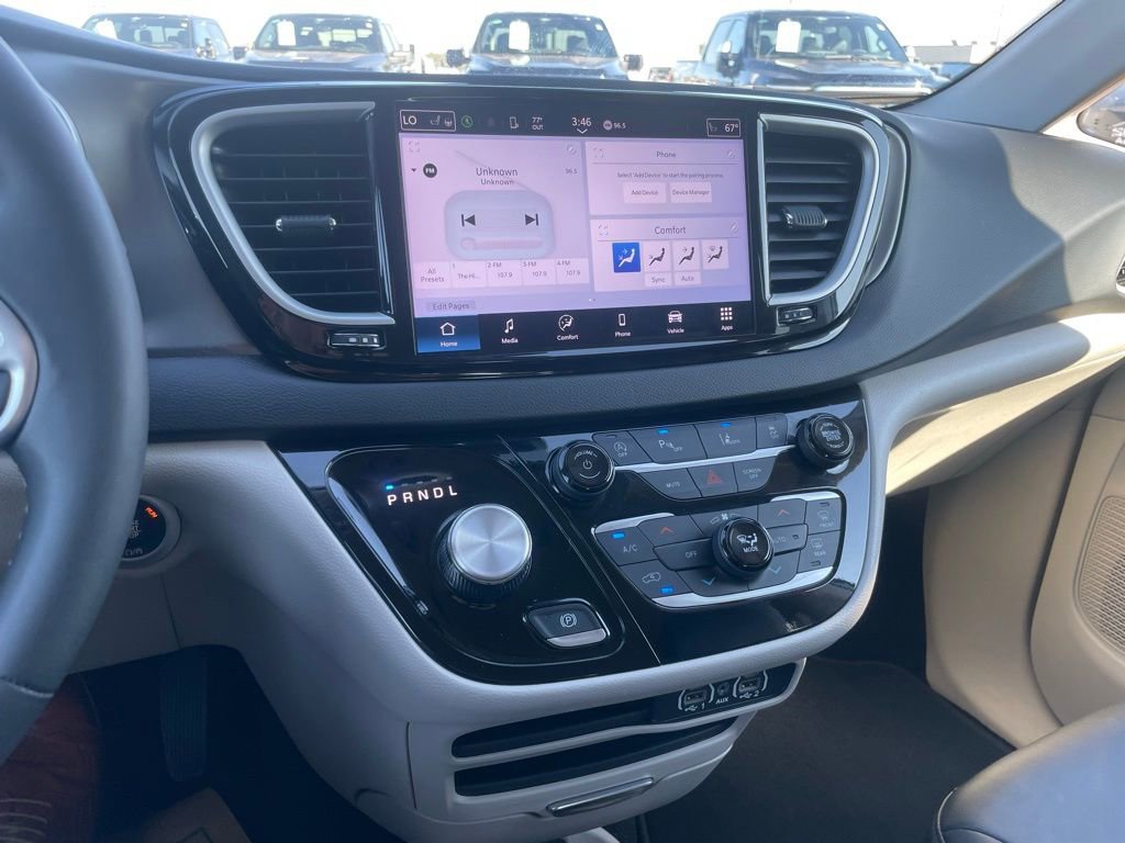 Used 2024 Chrysler Pacifica Touring-L image 11