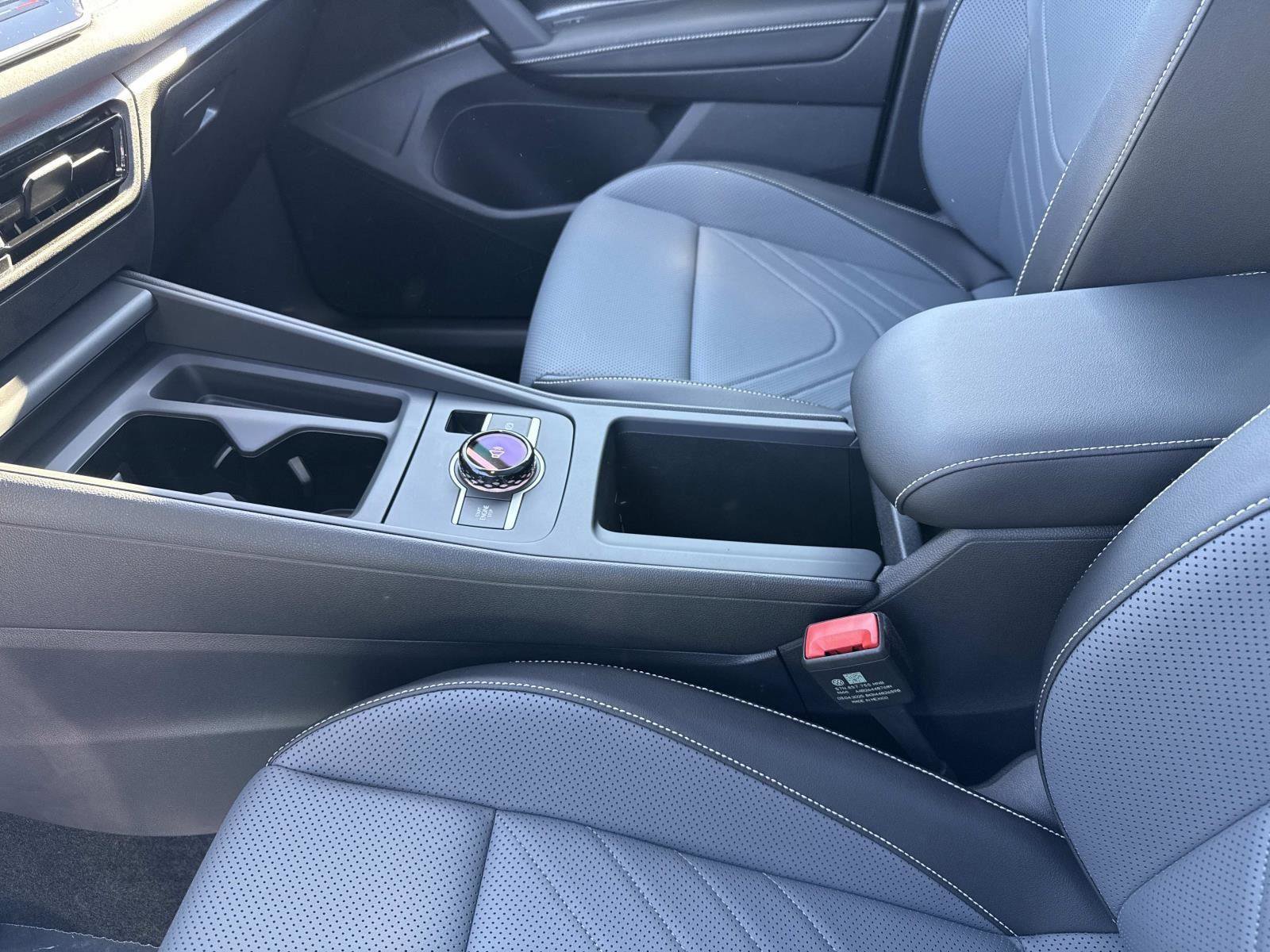 Used 2025 Volkswagen Tiguan SE image 14