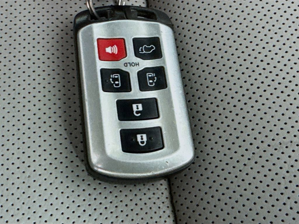 Used 2018 Toyota Sienna Limited Premium w/ Carpet Mat Package image 38