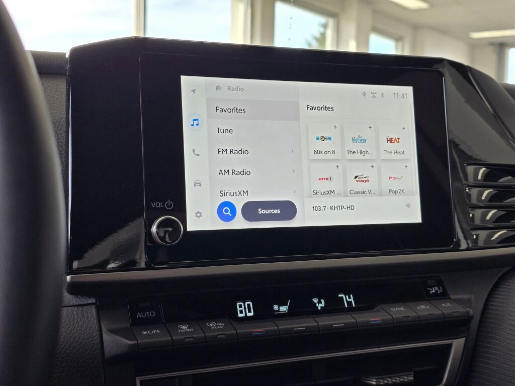 Used 2025 Toyota Camry SE image 32